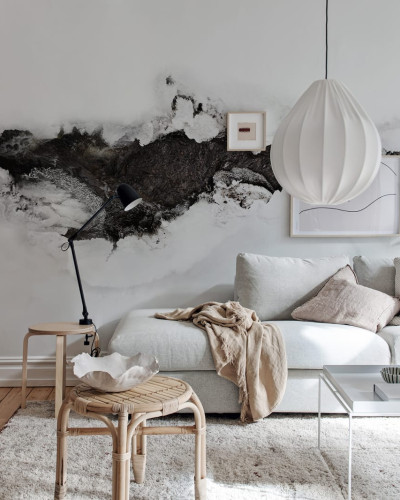 Tapet River, Graphite cu design abstract în tonuri de gri, arătând ca un râu care curge printr-o cameră modernă.