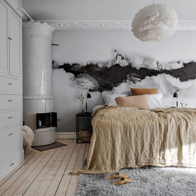 Tapet River, Graphite cu design abstract în tonuri de gri, arătând ca un râu care curge printr-o cameră modernă.