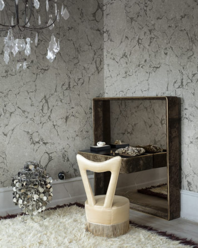 Tapet Romberg Grey cu design de marmură, într-un dormitor modern.