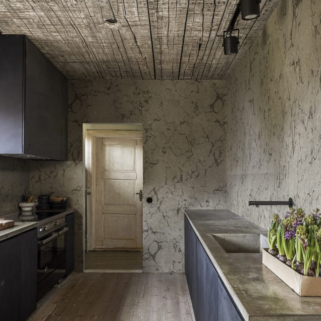 Tapet Romberg Grey cu design de marmură, într-un dormitor modern.
