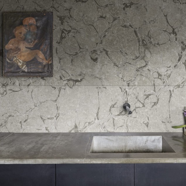 Tapet Romberg Grey cu design de marmură, într-un dormitor modern.