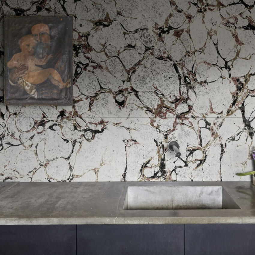 Tapet Romberg Grey cu design de marmură, într-un dormitor modern.