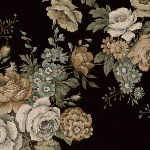 Imagine cu un tapet floral cu flori mari și detalii elegante, în culori intense pe fundal închis. Tapetul este lipit pe un perete dintr-o cameră, care include o canapea, o masă și o lampă.
