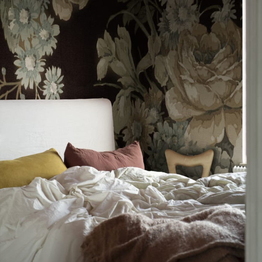 Tapet floral cu flori galbene și pastelate, ideal pentru decorarea dormitorului.