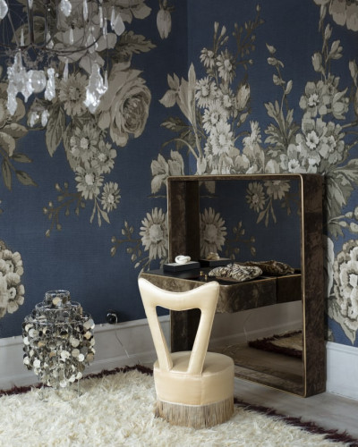 Tapet floral albastru inchis cu flori delicate, perfect pentru dormitoare, sufragerii sau holuri