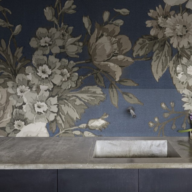 Tapet floral albastru inchis cu flori delicate, perfect pentru dormitoare, sufragerii sau holuri