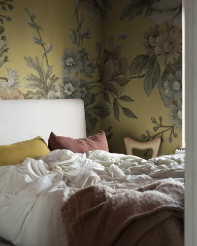 Tapet floral cu flori galbene și pastelate, ideal pentru decorarea dormitorului.