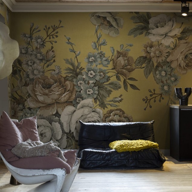 Tapet floral cu flori galbene și pastelate, ideal pentru decorarea dormitorului.