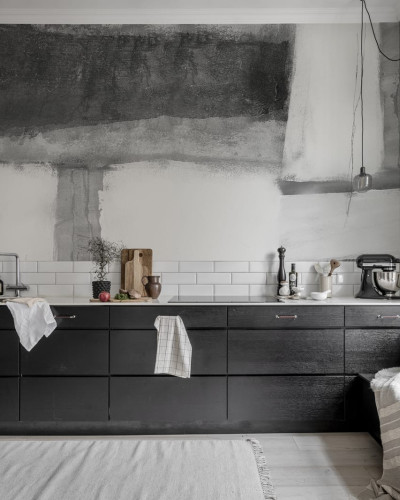 Tapet modern, minimalist, cu design gri pe un fundal alb, ideal pentru living, dormitor sau bucatarie.