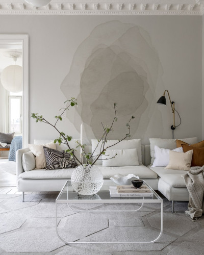 Tapet modern cu un design minimalist, cu forme abstracte, pe un perete din living, lângă o canapea albă