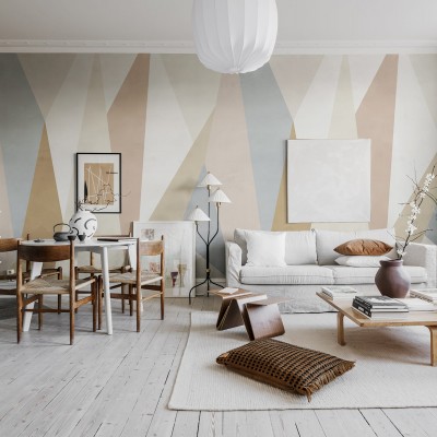 Tapet geometric modern cu triunghiuri în tonuri de bej, gri deschis și maro.  Ideal pentru living, dormitor sau birou.