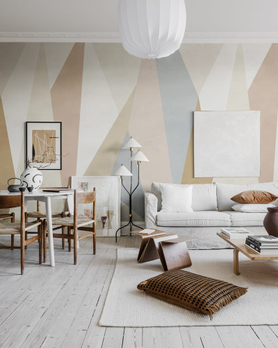 Tapet geometric modern cu triunghiuri în tonuri de bej, gri deschis și maro.  Ideal pentru living, dormitor sau birou.