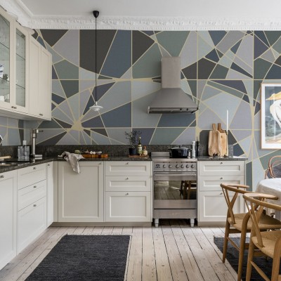 Tapet Facet, Blue, cu design geometric modern, in nuante de albastru.  Tapetul este prezentat intr-o bucatarie cu un design modern.