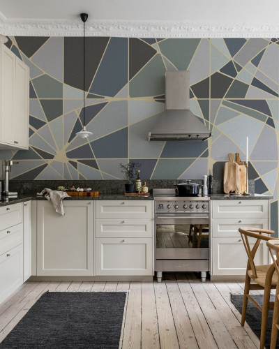Tapet Facet, Blue, cu design geometric modern, in nuante de albastru.  Tapetul este prezentat intr-o bucatarie cu un design modern.