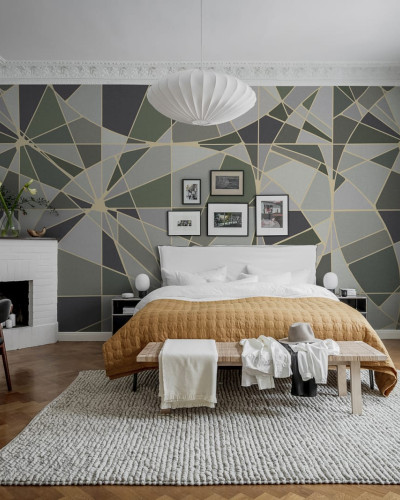 Tapet geometric cu accente aurii, cu modele in nuante de verde si gri,  pentru decorul interior