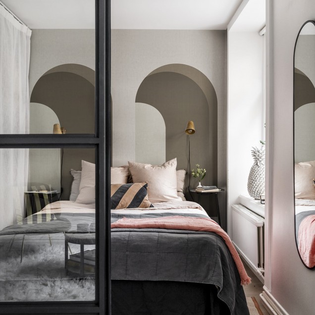 Tapet decorativ cu arce elegante într-un living modern