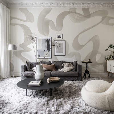 Tapet Waves Beige, cu un model abstract de valuri delicate, în nuanțe de bej, decorând un living modern.