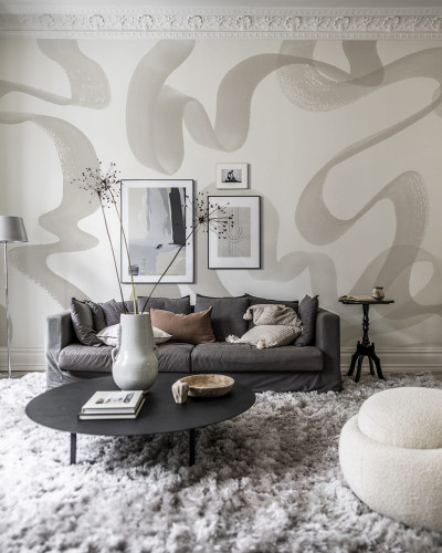 Tapet Waves Beige, cu un model abstract de valuri delicate, în nuanțe de bej, decorând un living modern.