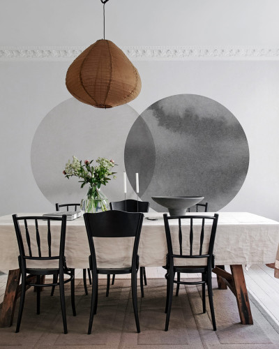 Tapet minimalist cu cercuri suprapuse in gri deschis, perfect pentru decorul modern.