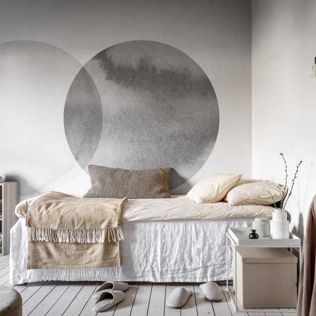 Tapet minimalist cu cercuri suprapuse in gri deschis, perfect pentru decorul modern.