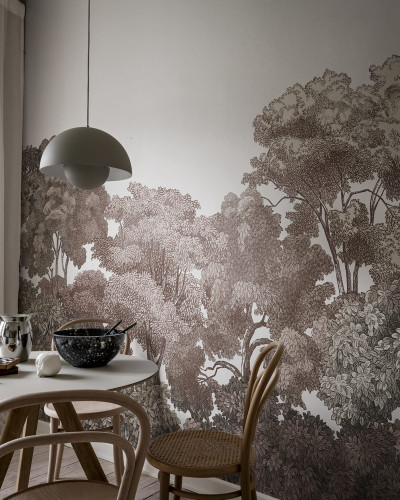 Tapet cu design de pădure maro într-o sufragerie