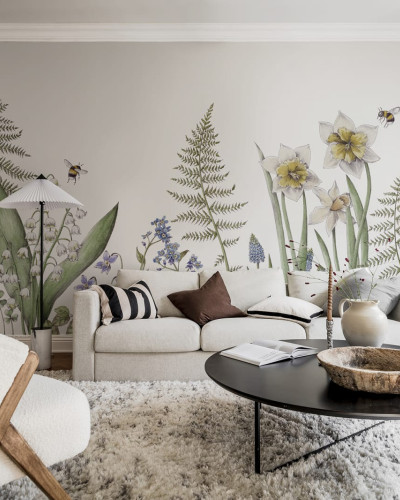 Tapet floral cu narcise, ferigi și albine, într-o combinație de culori pastelate. Ideal pentru decorarea unui living, dormitor sau birou.