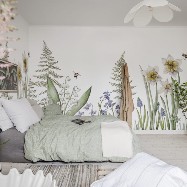Tapet floral cu narcise, ferigi și albine, într-o combinație de culori pastelate. Ideal pentru decorarea unui living, dormitor sau birou.