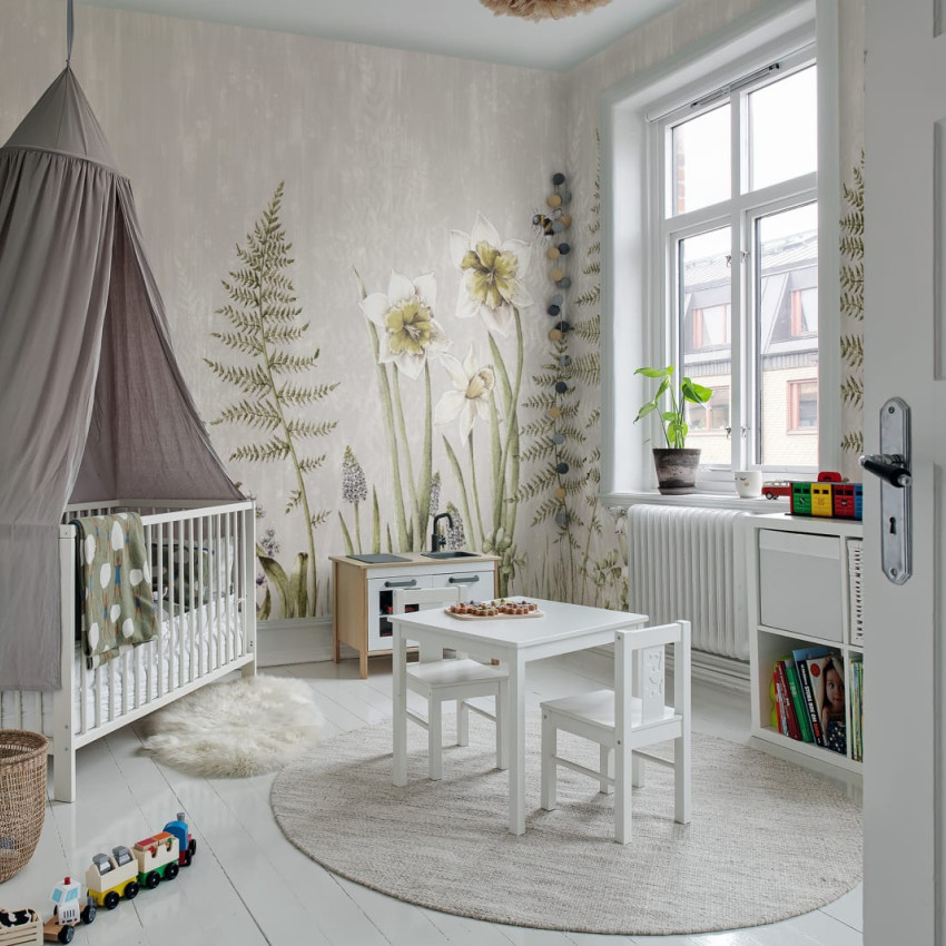 Tapet floral cu narcise, ferigi și albine, într-o combinație de culori pastelate. Ideal pentru decorarea unui living, dormitor sau birou.