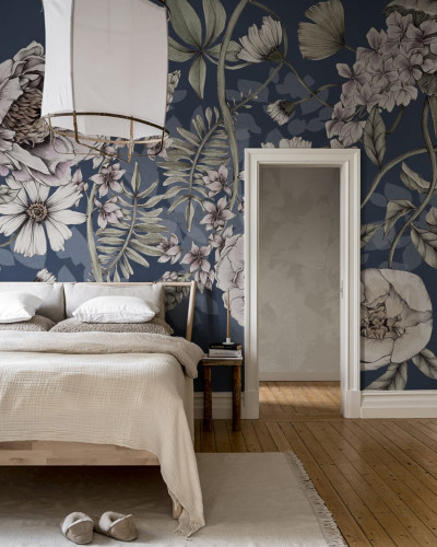 Tapet floral cu flori delicate pe un fundal albastru inchis.
