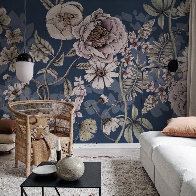 Tapet floral cu flori delicate pe un fundal albastru inchis.