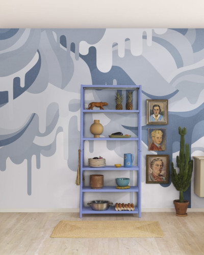 Tapet abstract cu imprimeu Dripping Ice Cream in nuante de albastru, cu forme curbe si picaturi de inghetata.