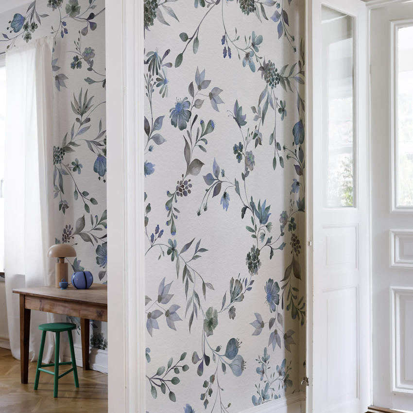 Tapet floral cu flori delicate, pictate în tonuri de toamnă calde, Blossom Fling, Autumn, cu un pat în fundal.