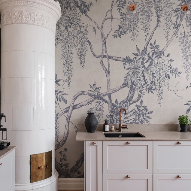 Tapet floral cu design wisteria albastru în living elegant
