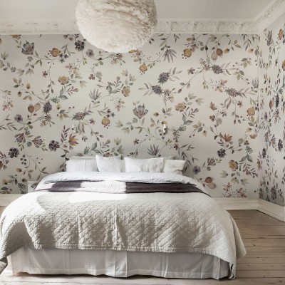 Tapet floral cu flori delicate, pictate în tonuri de toamnă calde, Blossom Fling, Autumn, cu un pat în fundal.