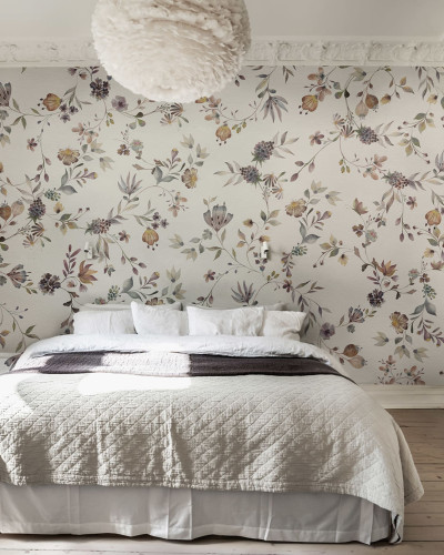 Tapet floral cu flori delicate, pictate în tonuri de toamnă calde, Blossom Fling, Autumn, cu un pat în fundal.