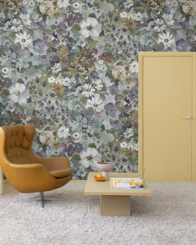 Tapet floral cu design artistic, cu accente de verde, albastru, roz, portocaliu și galben.