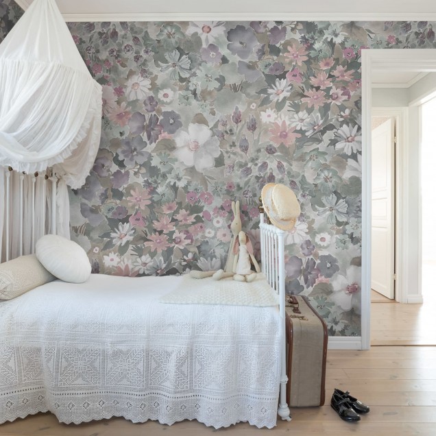 Tapet cu flori pastelate, perfect pentru decorarea livingului, dormitorului sau bucătăriei.