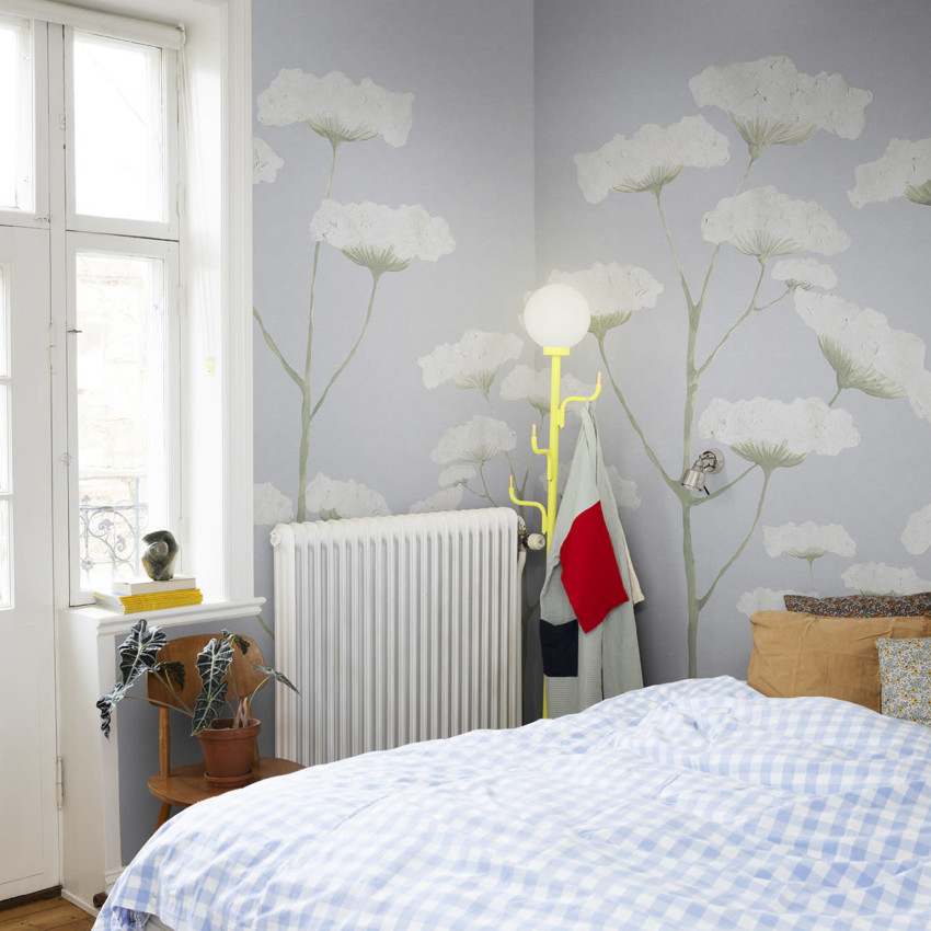 Tapet floral minimalist Dara, White, cu flori albe pe un fundal gri deschis.