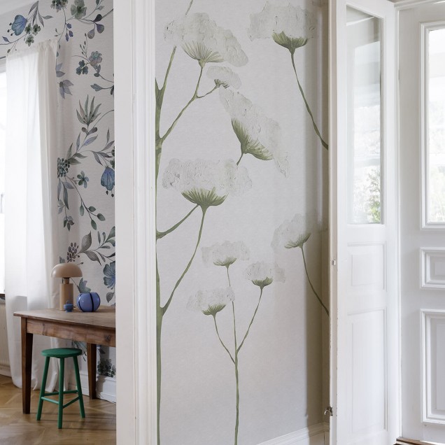 Tapet floral minimalist Dara, White, cu flori albe pe un fundal gri deschis.