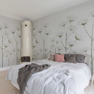 Tapet floral minimalist Dara, White, cu flori albe pe un fundal gri deschis.