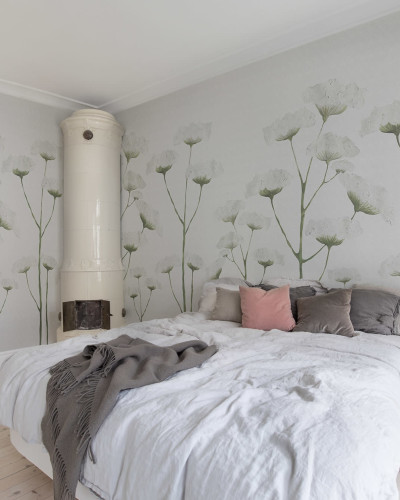 Tapet floral minimalist Dara, White, cu flori albe pe un fundal gri deschis.