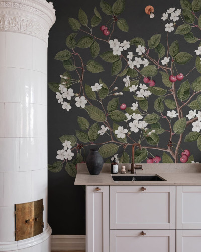 Tapet cu cireșe, Cherries, Midnight, un design clasic cu o notă modernă. Florile albe delicate contrastând cu fundalul întunecat.