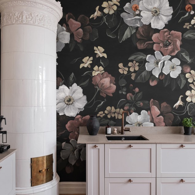 Tapet floral vintage cu flori albe și roz pale pe fundal negru