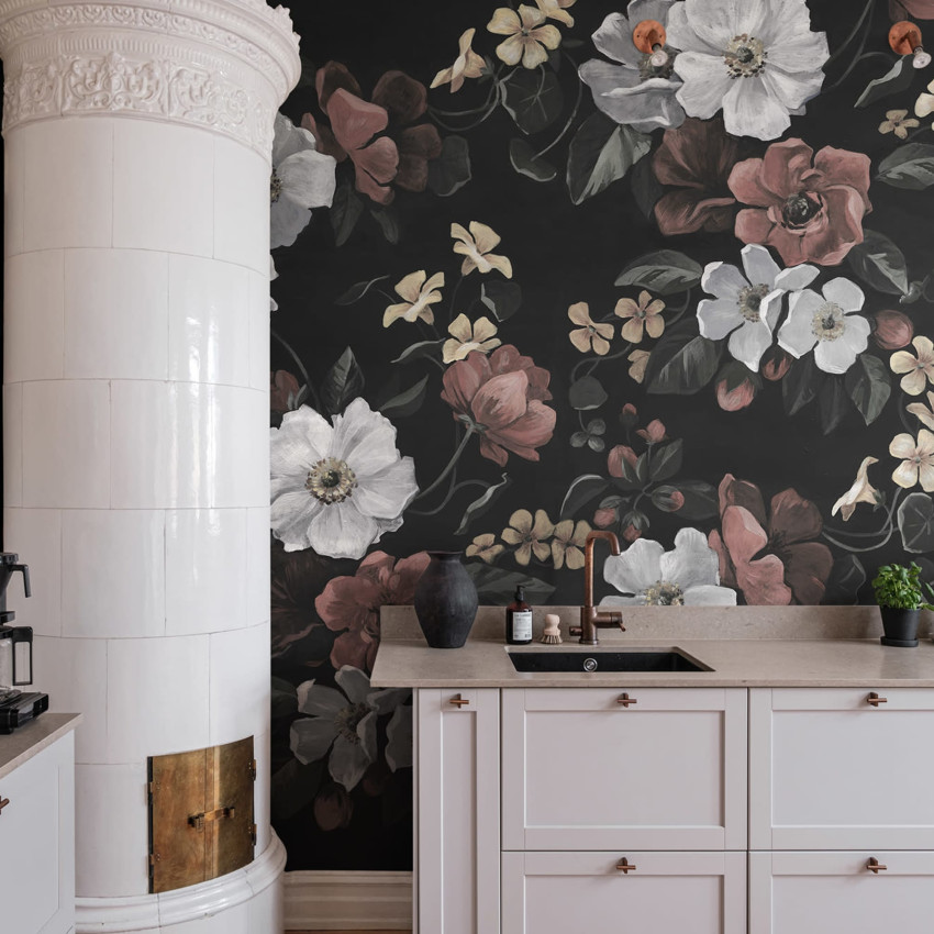 Tapet floral Sleeping Beauty Brown, cu flori delicate în nuanțe de alb, gri și albastru, pe un fond maro.