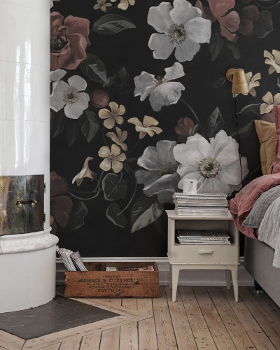 Tapet floral vintage cu flori albe și roz pale pe fundal negru