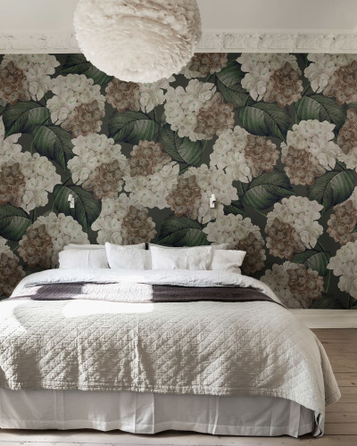 Tapet floral cu hortensie violet închis, pe un perete din dormitor