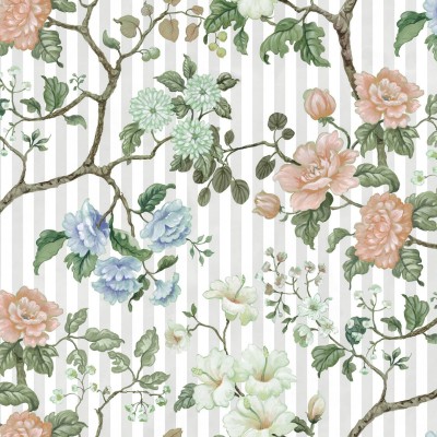 Tapet floral cu flori pastelate pe un fundal gri deschis cu dungi subțiri.