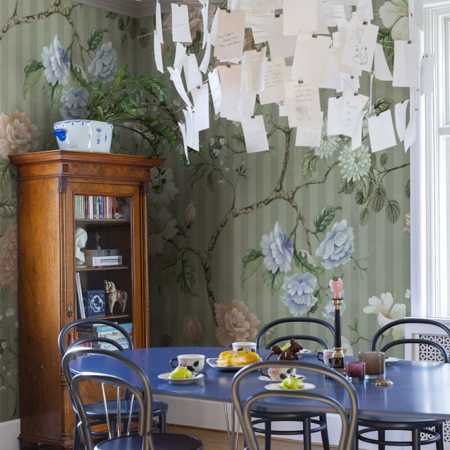 Rose Stripe, Green tapet floral cu dungi subtile și flori delicate, design elegant și romantic pentru living, dormitor sau bucătărie.