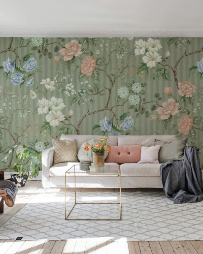 Rose Stripe, Green tapet floral cu dungi subtile și flori delicate, design elegant și romantic pentru living, dormitor sau bucătărie.