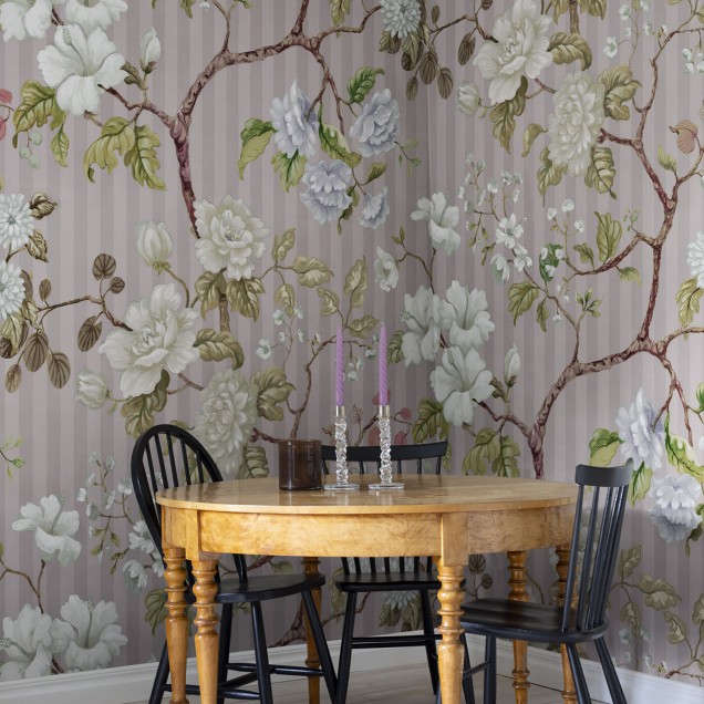 Tapet floral cu flori albe și crem pe fundal roz cu dungi subțiri. Acesta este un tapet perfect pentru a adăuga o notă de eleganță și rafinament în casa ta.
